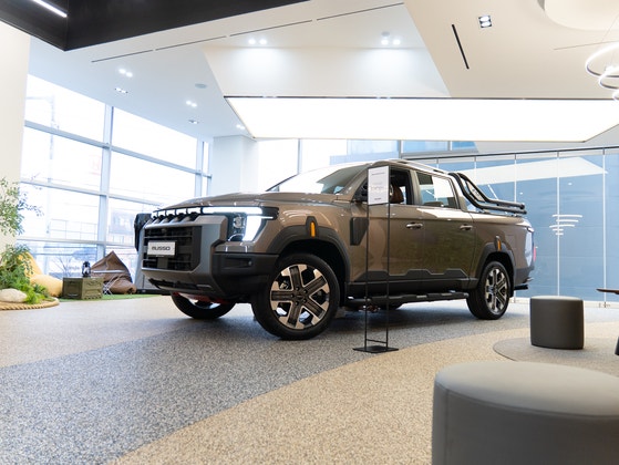 KG모빌리티(KGM)이 30일 KGM익스피리언스센터에서 내년 1월 출시 예정인 정통 픽업트럭 '무쏘'를 공개했다.무쏘는 오프로드를 즐길 수 있는 픽업으로 도심형 이미지를 강조한 '그랜드 스타일 패키지'도 함께 출시