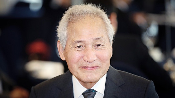  지난 2023년 4월19일 서울 중구 프레스센터에서 열린 제4회 4·19 민주평화상 시상식에서 수상자로 선정된 배우 안성기가 미소 짓고 있다.뉴스1