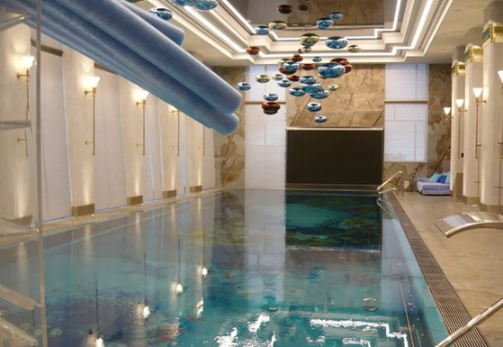 FBK 보고서에 등장하는 푸틴 대통령의 '초호화 별장'내 수영장 시설.사진 홈페이지 캡처