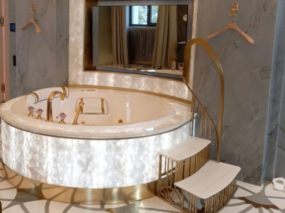 금도금된 자쿠지와 난간이 설치된 욕실.홈페이지 캡처 