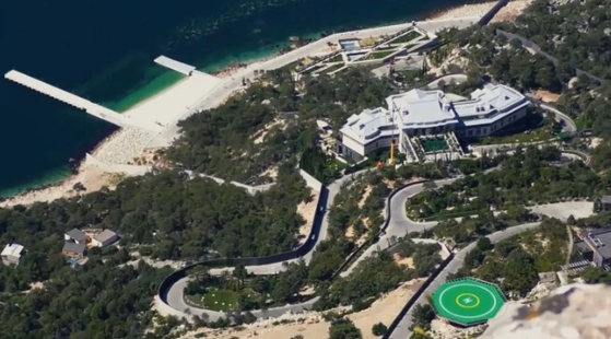 케이프 아야(Cape Aya) 절벽 위에 자리한 푸틴의 초호화 별장.사진 홈페이지 캡처