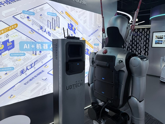 지난해 12월 19일 중국 선전시 산업용 휴머노이드 업체 유비테크 전시관에서 산업용 휴머노이드 워커S2가 스스로 배터리를 교체하고 있다.신경진 특파원