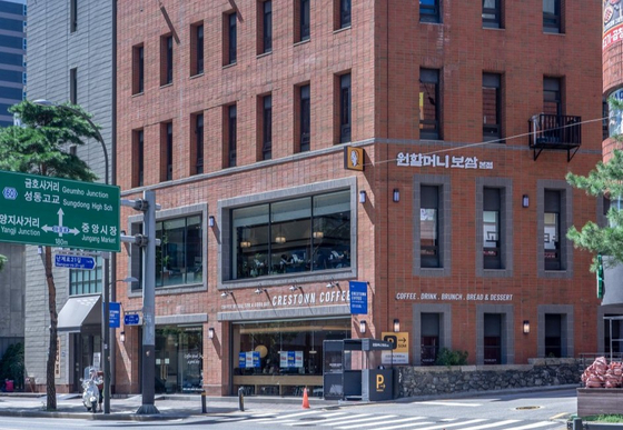 원할머니 보쌈족발이 창립 50주년을 맞아 서울 황학동 본점을 전면 리뉴얼하고 플래그십 공간으로 새롭게 선보였다.사진 원앤원㈜