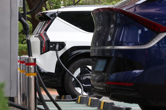 지난해 9월 한국자동차모빌리티산업협회(KAMA)에 따르면 지난해 8월 기준 국내 전기차 판매는 2만4409대로 4월 이후 5개월 연속 전년 동월 대비 증가세를 나타냈다.사진은 지난해 9월9일 서울 여의도 국회에서 