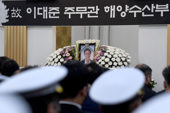 서해상에서 북한군에 피살된 고(故) 이대준 주무관의 영결식이 2022년 9월 22일 전남 목포 한 장례식장에서 열렸다.해양수산부 서해어업관리단 동료들이 고인을 추모하고 있다.연합뉴스