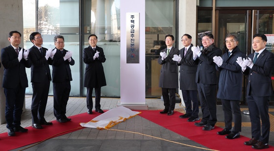 김윤덕 국토교통부 장관이 2일 오전 세종시 정부세종청사에서 열린 주택공급추진본부 출범식에 참석해 김영국 주택공급추진단 본부장,이상욱 LH 사장 직무대행,황상하 SH 사장 등과 현판 제막식을 하고 있다.뉴시스