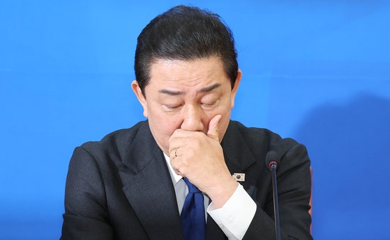 지난해 12월 30일 김병기 당시 더불어민주당 원내대표가 원내대책회의에서 자신과 관련된 논란과 관련해 입장을 밝히고 있다.임현동 기자