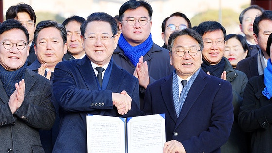  2일 오전 광주광역시 북구 운정동 국립5·18민주묘지에서 강기정 광주시장과 김영록 전남지사가 광주·전남 행정통합 선언문을 발표한 뒤 기념사진을 찍고 있다.연합뉴스