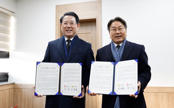 강기정 광주시장과 김영록 전남도지사가 2일 광주광역시 북구 운정동 국립5·18민주묘지를 찾아 참배에 앞서 광주·전남 대통합 추진 공동선언문에 서명하고 기념촬영을 하고다.뉴스1