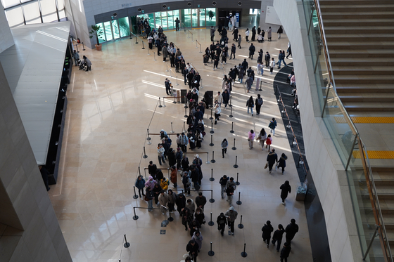 2026년 새해를 맞아 국립중앙박물관을 찾은 관람객들 모습.국립중앙박물관은 2일 2025년 누적 관람객 수가 650만 명을 돌파했다고 밝혔다.사진 국립중앙박물관