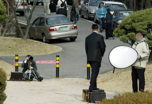2004년 한 대학교에서 졸업앨범을 찍는 모습.중앙포토