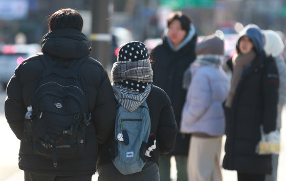 전국에 강추위가 찾아온 1일 오전 종로구 광화문거리 일대에서 시민들이 발걸음을 재촉하고 있다.연합뉴스