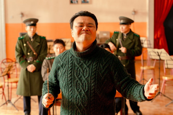 영화 '신의악단'은 북한 당국이 외화벌이를 위해 '가짜 찬양단'을 만들어 부흥회를 준비하는 내용이다.사진 CJ CGV