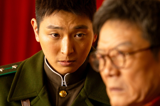 영화 '신의악단'은 북한 당국이 외화벌이를 위해 '가짜 찬양단'을 만들어 부흥회를 준비하는 내용이다.사진 CJ CGV