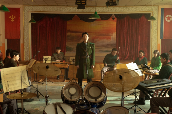 영화 '신의악단'은 북한 당국이 외화벌이를 위해 '가짜 찬양단'을 만들어 부흥회를 준비하는 내용이다.사진 CJ CGV