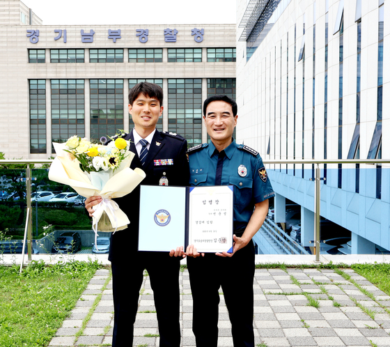 지난해 6월 빈준규(오른쪽) 총경과 아들 빈운성 경감이 승진 임명장을 들고 경기 수원 장안구 경기남부경찰청 수사동에서 기념 촬영을 하고 있다.사진 빈운성 경감