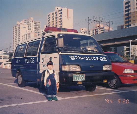 빈준규 총경이 1994년 9월 군포경찰서 형사계 근무 당시 아내와 함께 찾아온 아들(빈운성 경감)을 군포서 주차장에서 형기대 승합차를 배경으로 촬영한 사진.사진 빈운성 경감