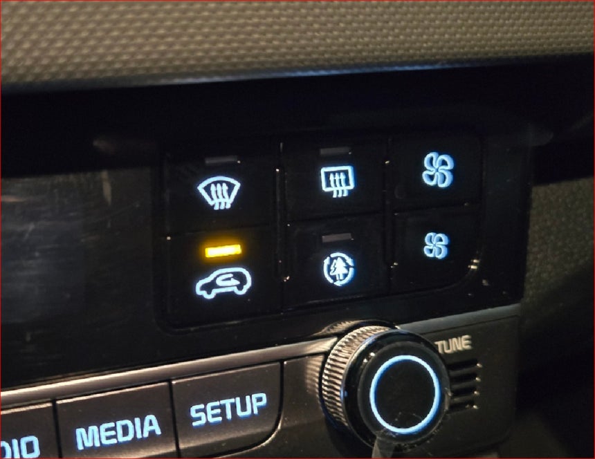 자동차 계기판의 내기순환모드를 켜둔 모습.강갑생 기자 