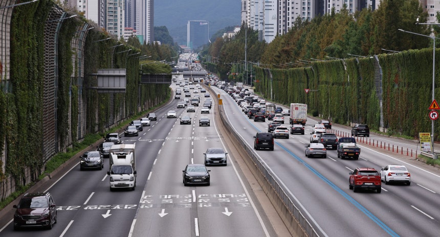 고속도로 등에서 장시간 운전 때는 한 두시간 마다 1~2분 외기유입모드로 바꾸는 게 좋다.뉴스1