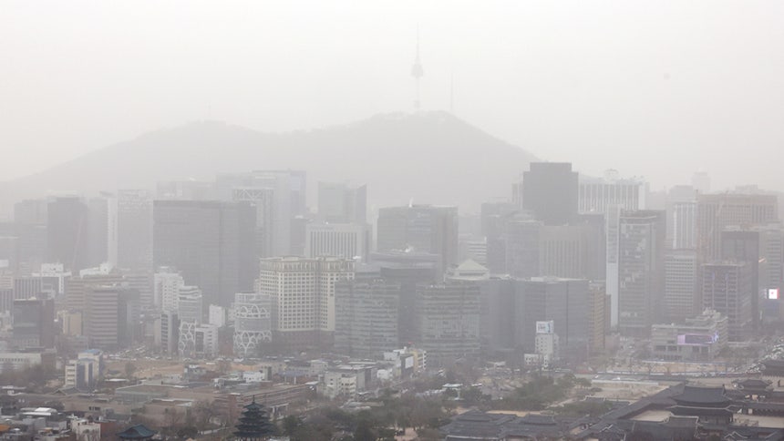 미세먼지 농도가 높을 때도 내기순환모드를 쓰고,가급적 창문은 열지 않는게 좋다.뉴스1