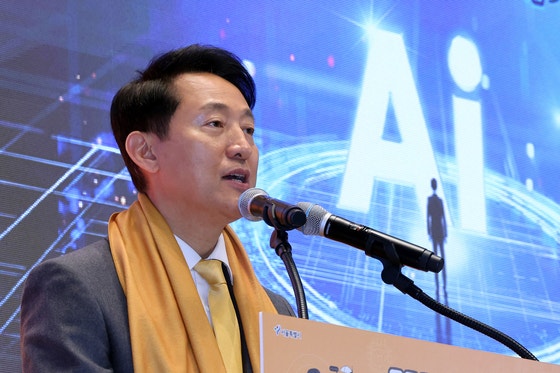 오세훈 서울시장이 '2025 청년취업사관학교 AI 인재 페스티벌'에서 청년취업사관학교 2.0 비전선포 및 AI 인재 얼라이언스를 소개하고 있다.[뉴스1]