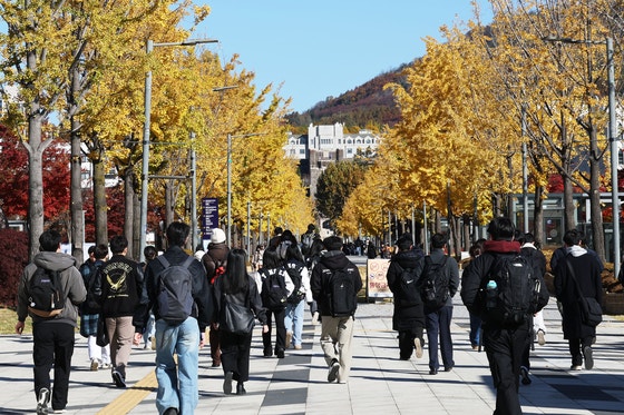 연세대학교 중간고사에서 인공지능(AI)를 사용한 대규모 부정행위 정황이 발견돼 논란이 일고 있다.사진은 서울 서대문구 연세대학교 신촌캠퍼스에서 등교하는 학생들의 모습.[뉴스1]
