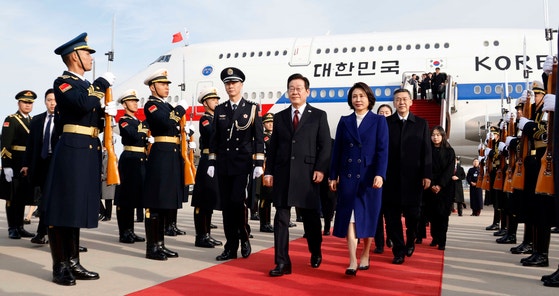 3박 4일간 중국을 국빈 방문하는 이재명 대통령과 김혜경 여사가 4일 오후 중국 베이징 서우두공항에 도착하고 있다.중국에서는 인허쥔(陰和俊·사진 김 여사 오른쪽) 과학기술부장(장관)이 공항에서 영접했다.국빈 방중