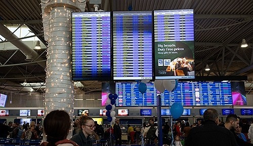 전면적으로 항공 교통이 중단된 그리스 아테네 국제공항.로이터=연합뉴스
