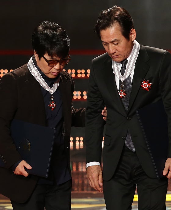  지난 2013년 11월 18일 서울 송파구 방이동에서 열린 '2013 대한민국 대중문화예술상' 시상식에서 은관 문화훈장을 수상한 배우 안성기(오른쪽)와 가수 조용필.연합뉴스