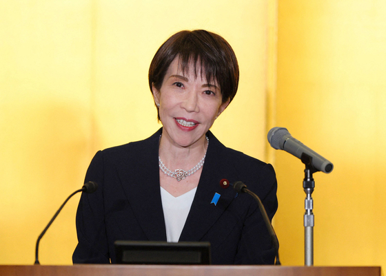 다카이치 사나에 일본 총리가 5일 일본 미에현 이세신궁을 참배한 뒤 새해 첫 기자회견을 열고 있다.지지통신·AFP=연합뉴스