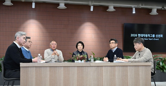 현대자동차그룹이 경영 방향을 논의하는 신년회를 개최했다고 5일 밝혔다.정의선 회장을 포함한 주요 경영진이 참석했다.사진 왼쪽부터 현대차그룹 성 김 사장,장재훈 부회장,정의선 회장,김혜인 부사장,기아 송호성