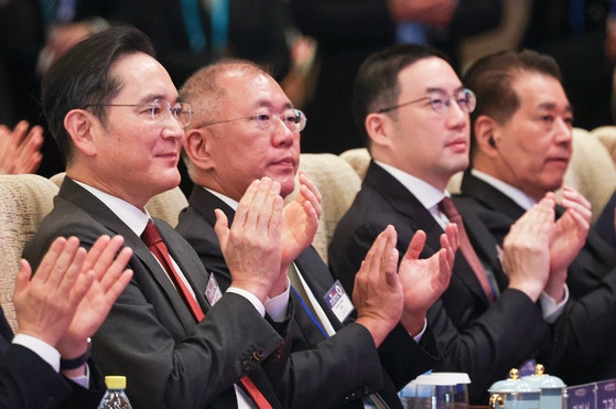 이재용 삼성전자·정의선 현대차그룹·구광모 LG그룹·장인화 포스코홀딩스 회장(왼쪽부터)이 5일 중국 베이징에서 열린 한·중 비즈니스포럼에 참석했다. 이날 포럼에는 최태원 SK그룹·허태수 GS그룹·구자은 LS그룹·손경식