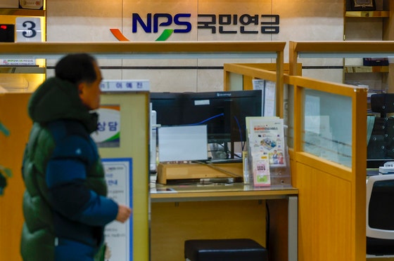 서울 서대문구 국민연금공단 서울북부지역본부을 찾은 시민들이 상담을 받고 있다.올해부터 국민연금법 개정에 따라 내년 국민연금 보험료율이 월 소득의 9%에서 9.5%로 올랐다.보험료율이 9.5%로 조정되면서 월 평균