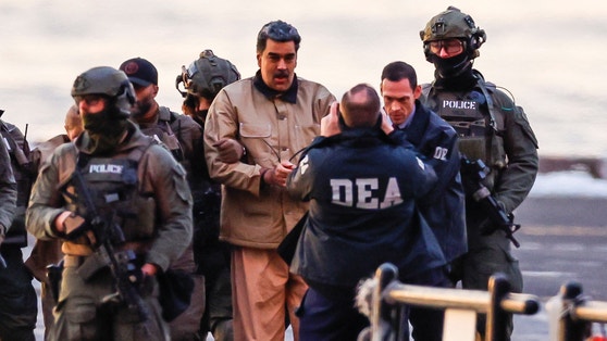 5일(현지시간) 니콜라사 마두로 베네수엘라 대통령이 법원 출석을 위해 마약단속국 요원들에게 호송되고 있다.로이터=연합뉴스