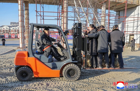 [사진] 지게차 운전한 김정은, 그 위에 탄 딸 주애