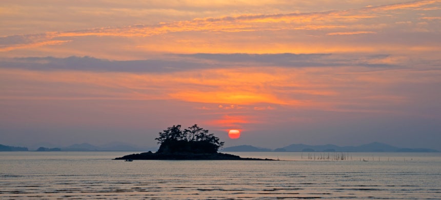 신안 자은도 한운선착장 인근 해변에서 담은 일출 풍경.무인도 옥도 너머로 해가 떠오르고 있다.백종현 기자