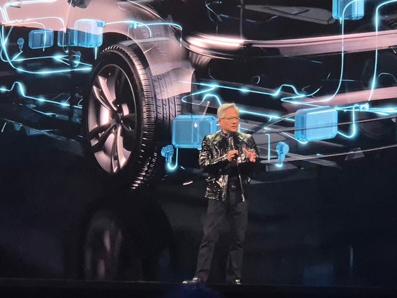 젠슨황, 세계최초 '생각하는 車' 공개…테슬라와 '이것'이 달랐다