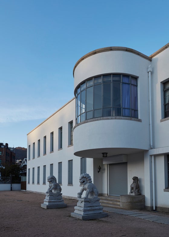 간송미술관이 개관할 당시부터 건물 입구를 지켜온 중국 청대(淸代)의 석사자상 한 쌍이 중국으로 돌아간다고 5일 미술관 측이 밝혔다.이날 열린 한·중 정상회담을 계기로 국립중앙박물관과 중국 국가문물국 간에‘청대 석