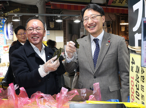 임광현 국세청장(왼쪽)이 지난 6일 이충환 전국상인연합회장과 수원시 팔달구 못골시장을 돌아보고 있다.연합뉴스