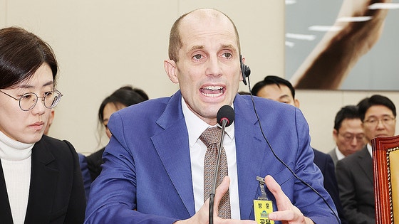 해롤드 로저스 쿠팡 임시대표가 31일 국회 과학기술정보방송통신위원회에서 열린 쿠팡 침해사고 및 개인정보 유출,불공정 거래,노동환경 실태 파악과 재발 방지 대책 마련을 위한 청문회에서 위원 질의에 답하고 있다.연