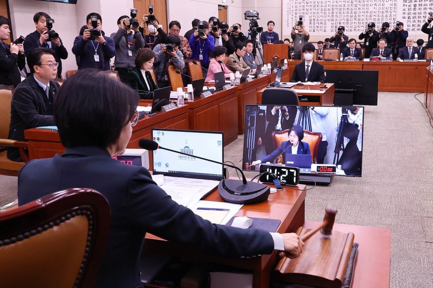 추미애 법사위원장이 7일 오후 국회에서 열린 법제사법위원회 전체회의에서 의사봉을 두드리고 있다.임현동 기자/20260107