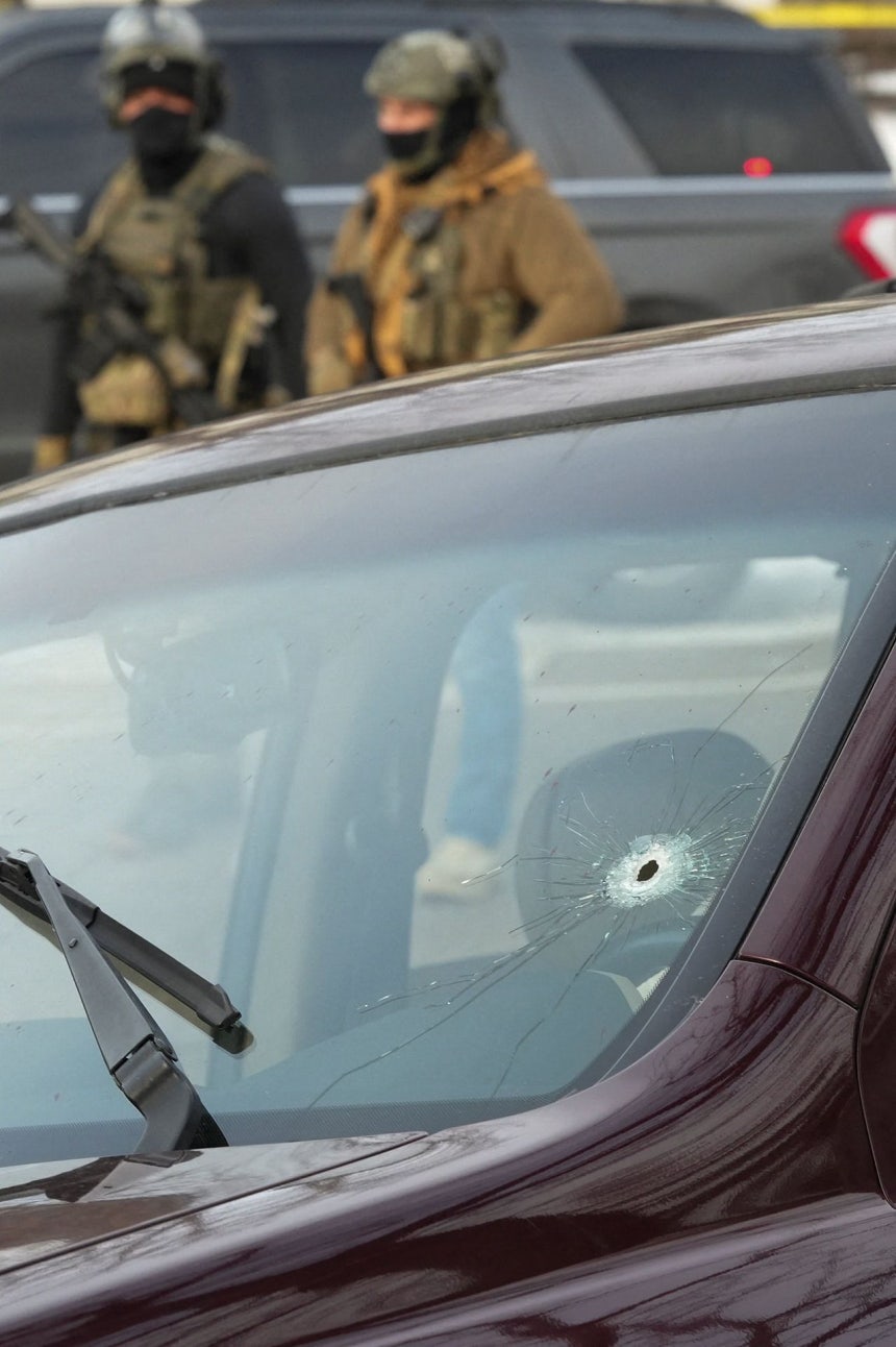 현지시간 7일 미네소타주 미니애폴리스에서 이민단속국 요원이 발사한 총에 37세 여성이 숨지는 사건이 발생했다.사망한 여성이 타고 있던 차량의 앞유리에 총탄의 흔적이 보인다.로이터=연합뉴스