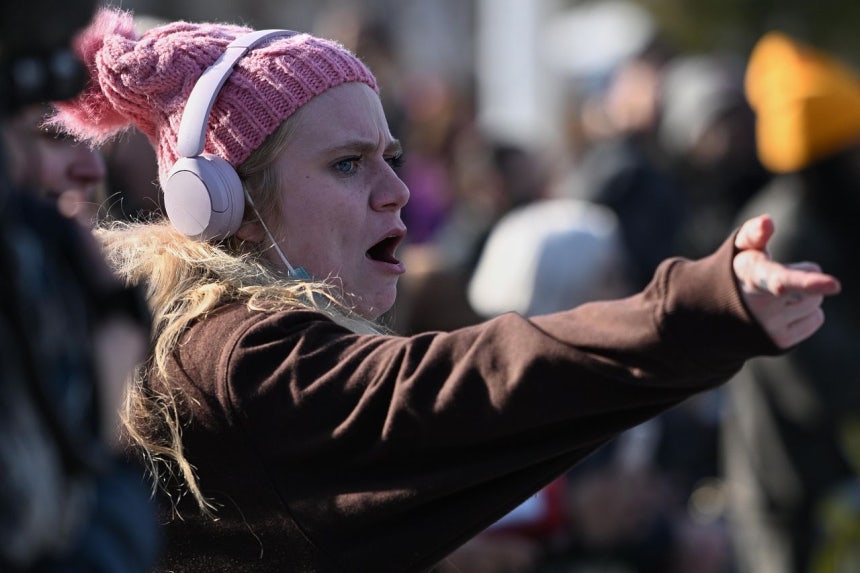 현지시간 7일 미네아폴리스에서 발생한 ICE 요원의 총격에 반대하는 시민이 항의하고 있다.AP=연합뉴스