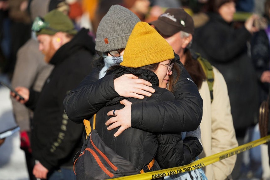 미국 미네소타주 미니애폴리스에서 현지시간 7일 이민단속국 요원이 발사한 총에 37세 여성이 사망한 사건이 발생한 뒤 시민들이 서로를 껴안고 위로하고 았다.로이터=연합뉴스
