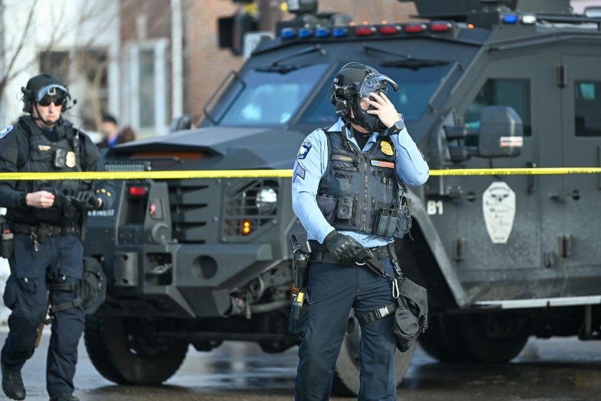 현지시간 7일 미국 미네소타주 미니애폴리스에서 이민세관집행국(ICE) 요원이 한 여성을 총격해 살해한 현장에 미니애폴리스 경찰관들이 출동했다.ICE 요원은 미니애폴리스 남부에서 이민 단속 작전을 수행하던 중 차량을