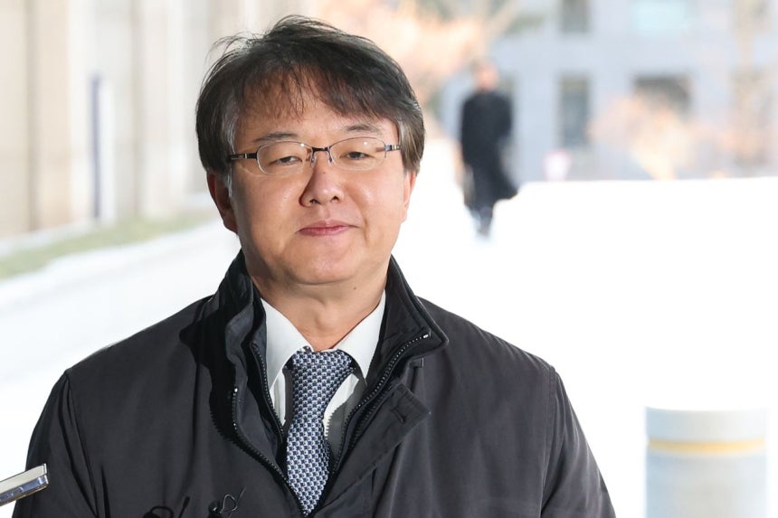 통일교와 신천지 등 특정 종교단체가 정치권에 영향을 끼쳤다는 내용의 '정교유착' 의혹을 수사하는 검찰·경찰 합동수사본부 김태훈 본부장이 8일 서울 서초구 서울고검으로 출근하며 취재진의 질문에 답하고 있다.연합뉴스