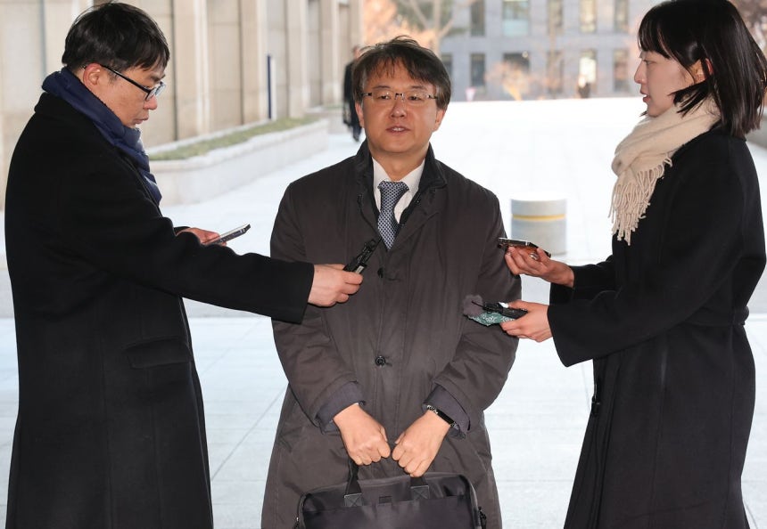 통일교와 신천지 등 특정 종교단체가 정치권에 영향을 끼쳤다는 내용의 '정교유착' 의혹을 수사하는 검찰·경찰 합동수사본부 김태훈 본부장이 8일 서울 서초구 서울고검으로 출근하며 취재진의 질문에 답하고 있다.연합뉴스