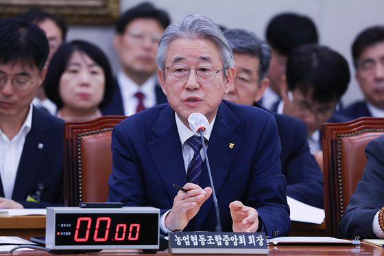 강호동 농협중앙회장이 지난해 10월 24일 오전 국회 농림축산식품해양수산위원회에서 열린 농협중앙회-한국마사회 등에 대한 국정감사에서 의원들 질의에 답하고 있다.임현동 기자