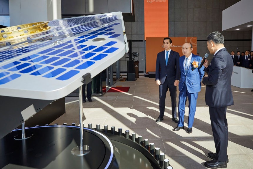 김승연 한화그룹 회장(가운데)과 김동관 부회장(왼쪽)이 8일 한화시스템 제주우주센터를 찾아 지구 관측용 고해상도 합성개구레이다(SAR) 위성의 실물 모형을 살펴보고 있다.[사진 한화그룹]
