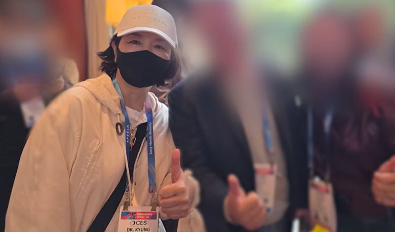 [사진] 지난달 출국한 김경, 미 CES서 포착